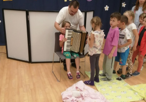 dzieci grają na instrumentach